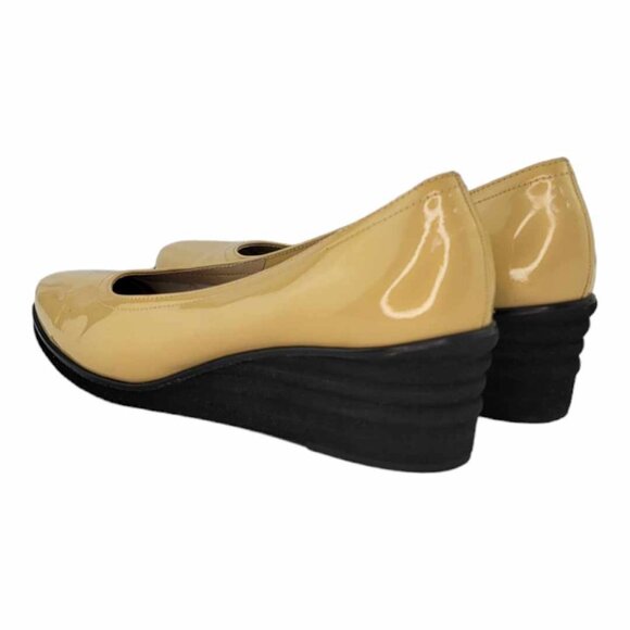 AUTHENTIC SALVATORE FERRAGAMO Stitched Patent Wedge Pumps Sz 7 - Tan / Cream - Picture 4 of 11